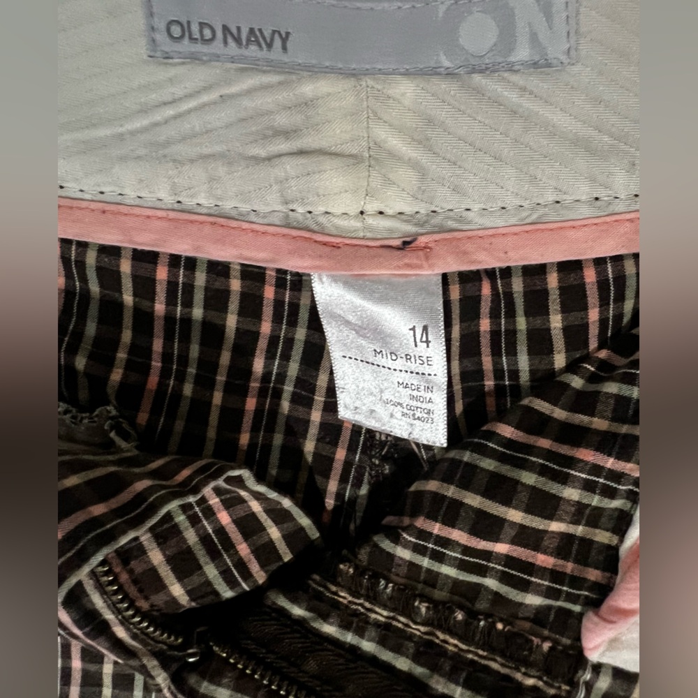 Old Navy Plaid Bermuda Shorts Women’s 14 Mid-Rise Black Pink Check - Picture 7 of 8
